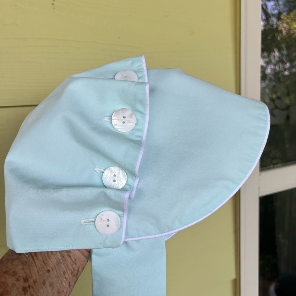 Gorgeous bonnet in excellent condition!!